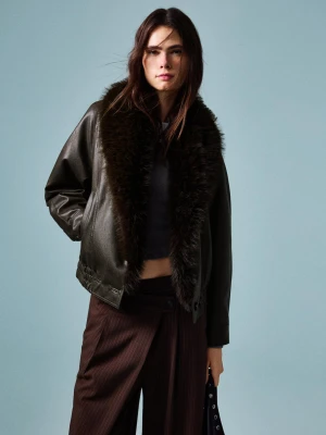 Bershka Kurtka Ze Sztucznej Skóry Z Kołnierzem Ze Sztucznego Futerka Kobieta Brązowy
