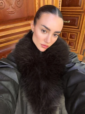 Bershka Kurtka Ze Sztucznej Skóry Z Kołnierzem Ze Sztucznego Futerka Kobieta Brązowy