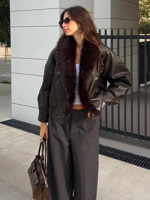 Bershka Kurtka Ze Sztucznej Skóry Z Kołnierzem Ze Sztucznego Futerka Kobieta Brązowy