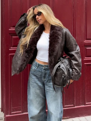 Bershka Kurtka Ze Sztucznej Skóry Z Kołnierzem Ze Sztucznego Futerka Kobieta Brązowy