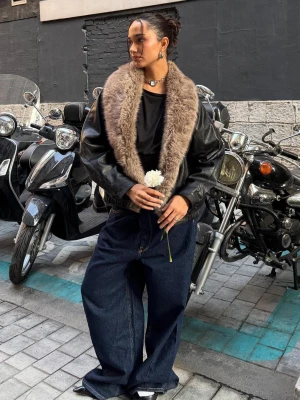 Bershka Kurtka Ze Sztucznej Skóry Z Kołnierzem Ze Sztucznego Futerka Kobieta Czarny