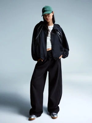 Bershka Lekka Kurtka Z Kapturem Kobieta Czarny