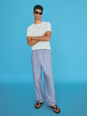 Bershka Luźne Spodnie Baggy Z Haftem Mężczyzna Niebieski