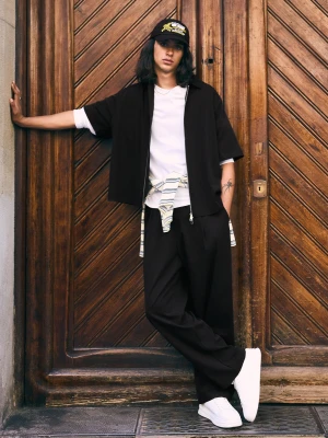 Bershka Luźne Spodnie O Kroju Super Baggy Z Zaszewkami Mężczyzna Czarny