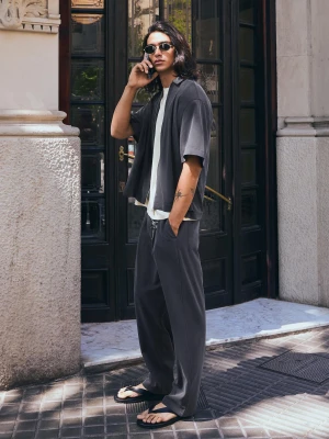 Bershka Luźne Spodnie O Kroju Super Baggy Z Zaszewkami Mężczyzna Granatowy