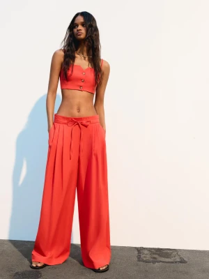 Bershka Luźne Spodnie Wide Leg Z Zakładkami Kobieta Czerwony