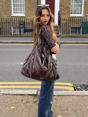 Bershka Maxi Torba Ze Sztucznej Skóry Z Ćwiekami Kobieta Brązowy