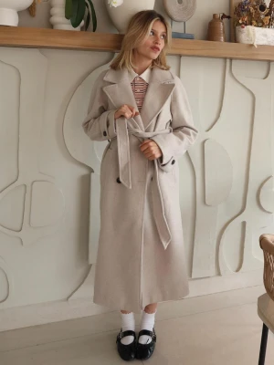 Bershka Miękki Trencz Z Paskiem Kobieta Piaskowy