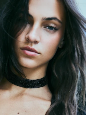Bershka Naszyjnik Choker Z Tkaniny Z Haftowanymi Kwiatami Kobieta Czarny