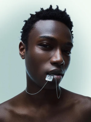 Bershka Naszyjnik Ze Stalową Zawieszką Mężczyzna Srebrny