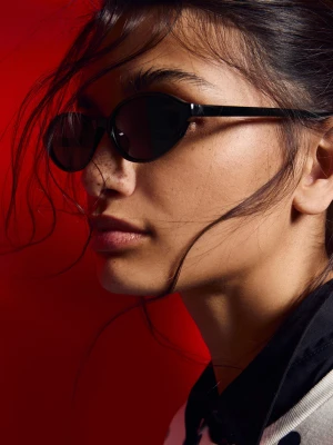 Bershka Owalne Okulary Przeciwsłoneczne W Oprawkach Z Tworzywa Kobieta Czarny