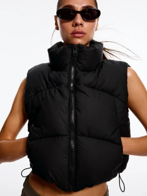 Bershka Pikowana Kamizelka O Krótszym Kroju Kobieta Czarny