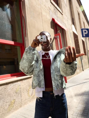 Bershka Pikowana Kurtka Z Kapturem I Nadrukiem Kobieta Szary