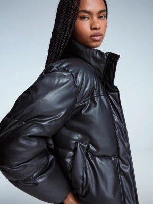 Bershka Pikowana Kurtka Ze Sztucznej Skóry Kobieta Czarny