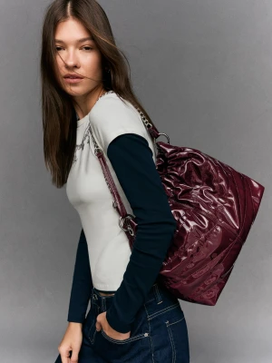 Bershka Pikowana Torebka Worek Z Efektem Lakierowanej Skóry Kobieta Bordowy