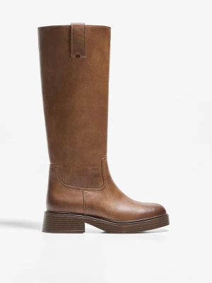 Bershka Płaskie Kozaki Z Wysoką Cholewką Kobieta Brązowy