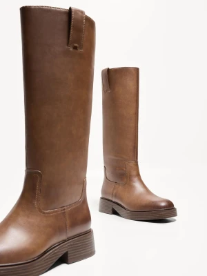 Bershka Płaskie Kozaki Z Wysoką Cholewką Kobieta Brązowy
