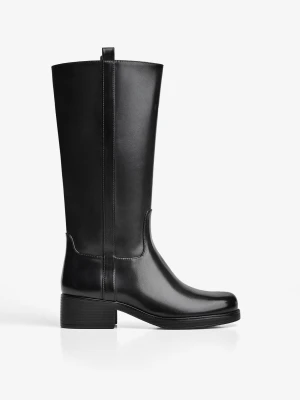Bershka Płaskie Kozaki Z Wysoką Cholewką Kobieta Czarny