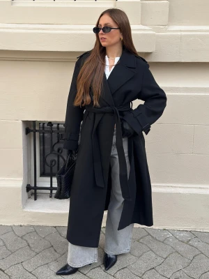 Bershka Płaszcz Oversize Z Wełną I Paskiem Kobieta Czarny