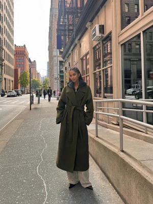Bershka Płaszcz Oversize Z Wełną I Paskiem Kobieta Khaki