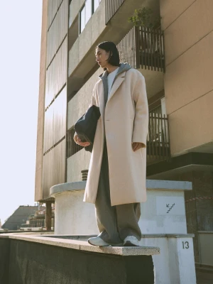 Bershka Płaszcz Z Flauszu Z Wiązaniem Na Krzyż Mężczyzna Piaskowy