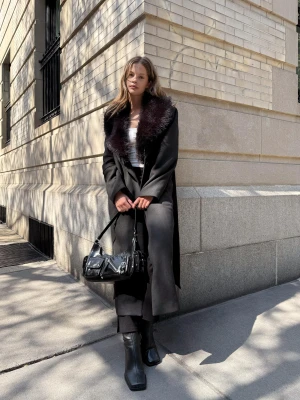 Bershka Płaszcz Z Odpinanym Kołnierzem Z Efektem Futra Kobieta Czarny