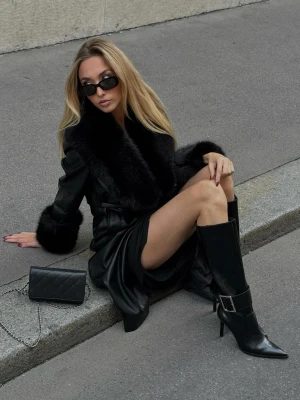 Bershka Płaszcz Ze Sztucznej Skóry Łączony Z Efektem Futra Kobieta Czarny