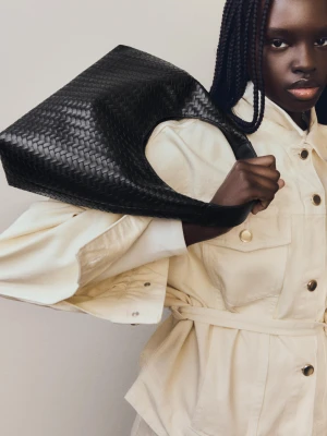 Bershka Pleciona Torba Typu Worek Kobieta Czarny