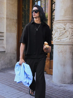 Bershka Plisowana Koszula Boxy Z Krótkim Rękawem Mężczyzna Czarny