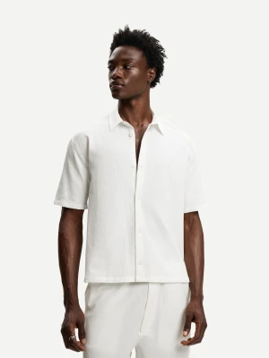 Bershka Plisowana Koszula Z Krótkim Rękawem Mężczyzna Biały Złamany