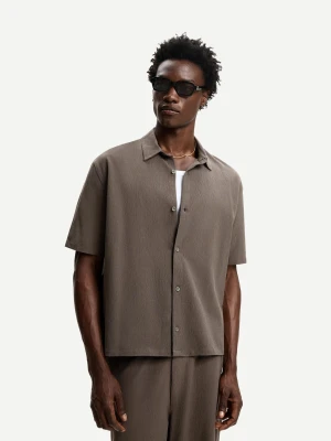 Bershka Plisowana Koszula Z Krótkim Rękawem Mężczyzna Ciemnobeżowy