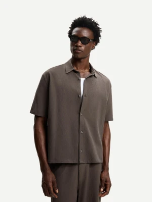 Bershka Plisowana Koszula Z Krótkim Rękawem Mężczyzna Ciemnobeżowy