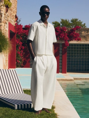Bershka Plisowane Spodnie O Kroju Super Baggy Semijogger Mężczyzna Biały