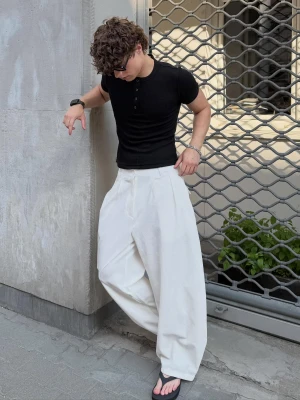 Bershka Plisowane Spodnie O Kroju Super Baggy Semijogger Mężczyzna Biały