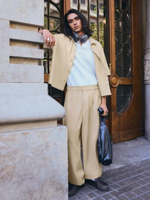 Bershka Plisowane Spodnie O Kroju Superbaggy Semijogger Mężczyzna Piaskowy