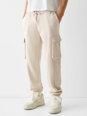 Bershka Pluszowe Spodnie Jogger Cargo Ze Zdobieniem Mężczyzna Biały Złamany