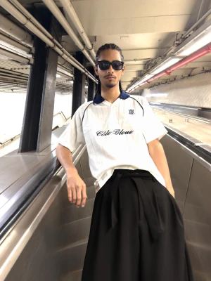 Bershka Polo Retrosport Z Kontrastem Mężczyzna Biały Złamany