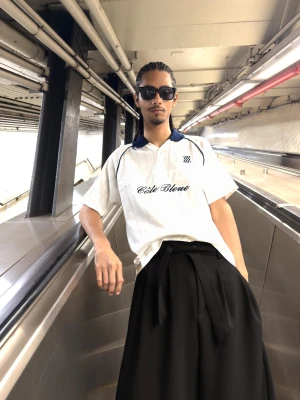 Bershka Polo Retrosport Z Kontrastem Mężczyzna Biały Złamany