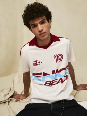Bershka Polo W Stylu Retro Z Nadrukiem Mężczyzna Rubinowy