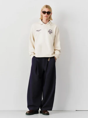 Bershka Polo Z Długim Rękawem I Nadrukiem Mężczyzna Kremowy
