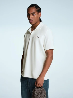Bershka Polo Z Krótkim Rękawem I Haftem Mężczyzna Biały Złamany