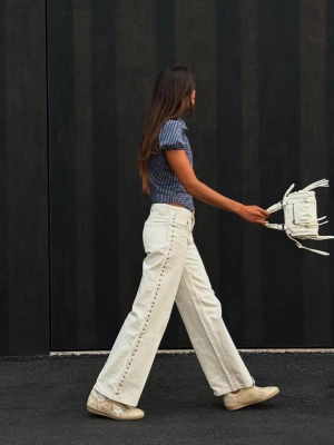 Bershka Proste Spodnie Z Oczkami I Postrzępieniami Kobieta Biały