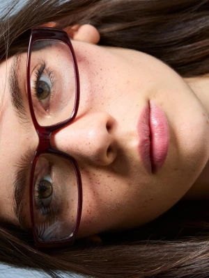 Bershka Prostokątne Okulary Z Tworzywa Z Filtrem Światła Niebieskiego Kobieta Bordowy