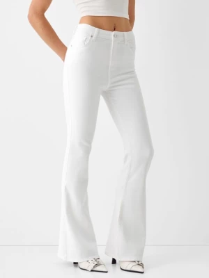 Bershka Rozszerzane Spodnie Jeansowe Kobieta Biały