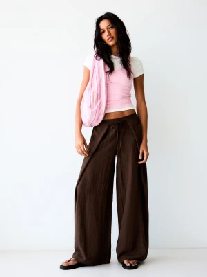 Bershka Rustykalne Spodnie Wide Leg Z Zakładkami Kobieta Brązowy