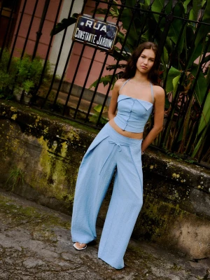 Bershka Rustykalne Spodnie Wide Leg Z Zakładkami Kobieta Wyblakły Niebieski