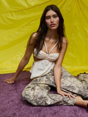 Bershka Rustykalny Top Z Wycięciem Kobieta Kremowy