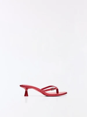 Bershka Sandały Na Obcasie Thong Z Klamrą Kobieta Czerwony