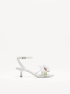 Bershka Sandały Na Obcasie Typu Kaczuszka Z Paseczków Kobieta Biały