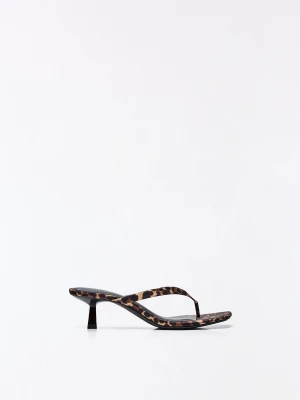 Bershka Sandały Na Obcasie Typu Thong Kobieta Leopard